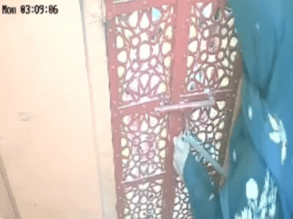 सरिए से चोर ने मंदिर का गेट तोड़ा और फिर चोरी की।