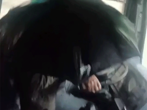 हिमाचल में छाता लेकर ड्राइवर ने चलाई बस, VIDEO:  बारिश में टपक रही थी छत, यात्रियों की सुरक्षा पर सवाल, HRTC की खुली पोल – Bharmour News