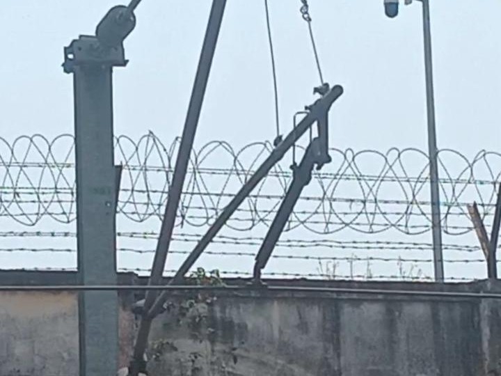 नाबालिग ऊपर से गुजर रहे इलेक्ट्रिक तार की चपेट में आ गया।