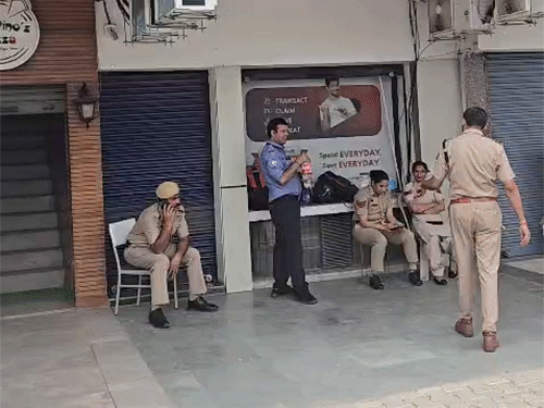 पंचकूला के सेक्टर-11 में कोटक बैंक की ब्रांच के बाहर तैनात पुलिस।