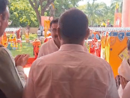 विधानसभा के प्रवेश द्वार पर विधायकों को गमछा ओढ़ाया गया।