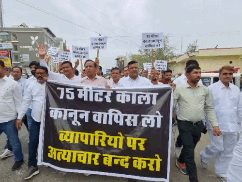 व्यापारियों ने सीकर में रैली निकाल कर प्रदर्शन किया।