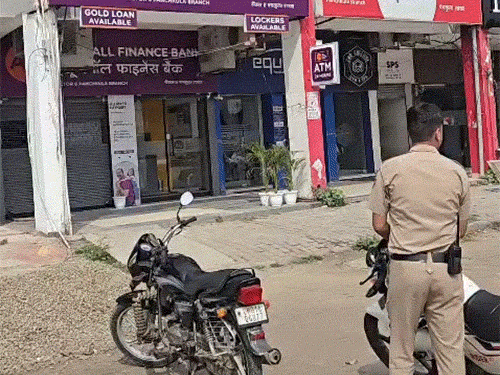 पंचकूला के सेक्टर-8 में एयू स्मॉल फाइनेंस बैंक की ब्रांच के बाहर तैनात पुलिस।