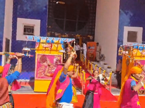 युवा विधायकों का स्वागत लोक नृत्य से किया गया।