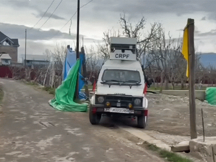 काउंटर इंटेलिजेंस कश्मीर ने सुरक्षा एजेंसियों के साथ करीब 10 घंटे तलाशी ली थी।