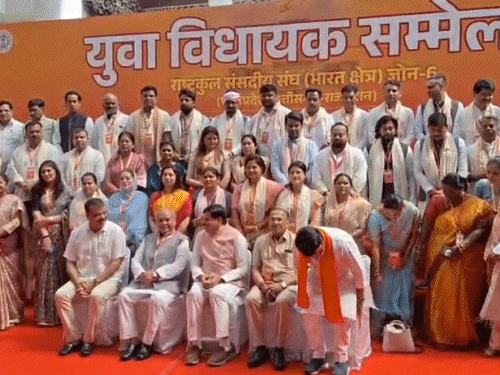 विधायकों का सीएम डॉ. मोहन सिंह और स्पीकर नरेंद्र सिंह तोमर के साथ ग्रुप फोटो खींचा गया।