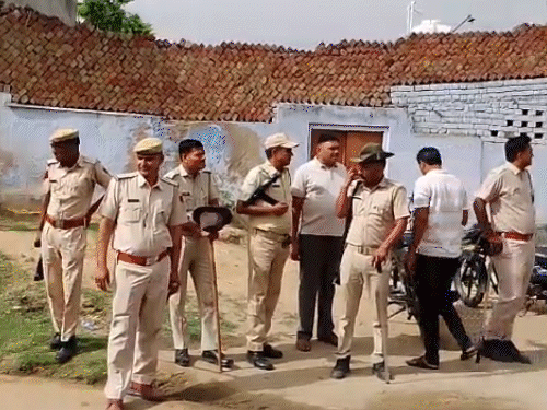गांव में तनावपूर्ण माहौल को देखते हुए पुलिस बल तैनात किया गया है।