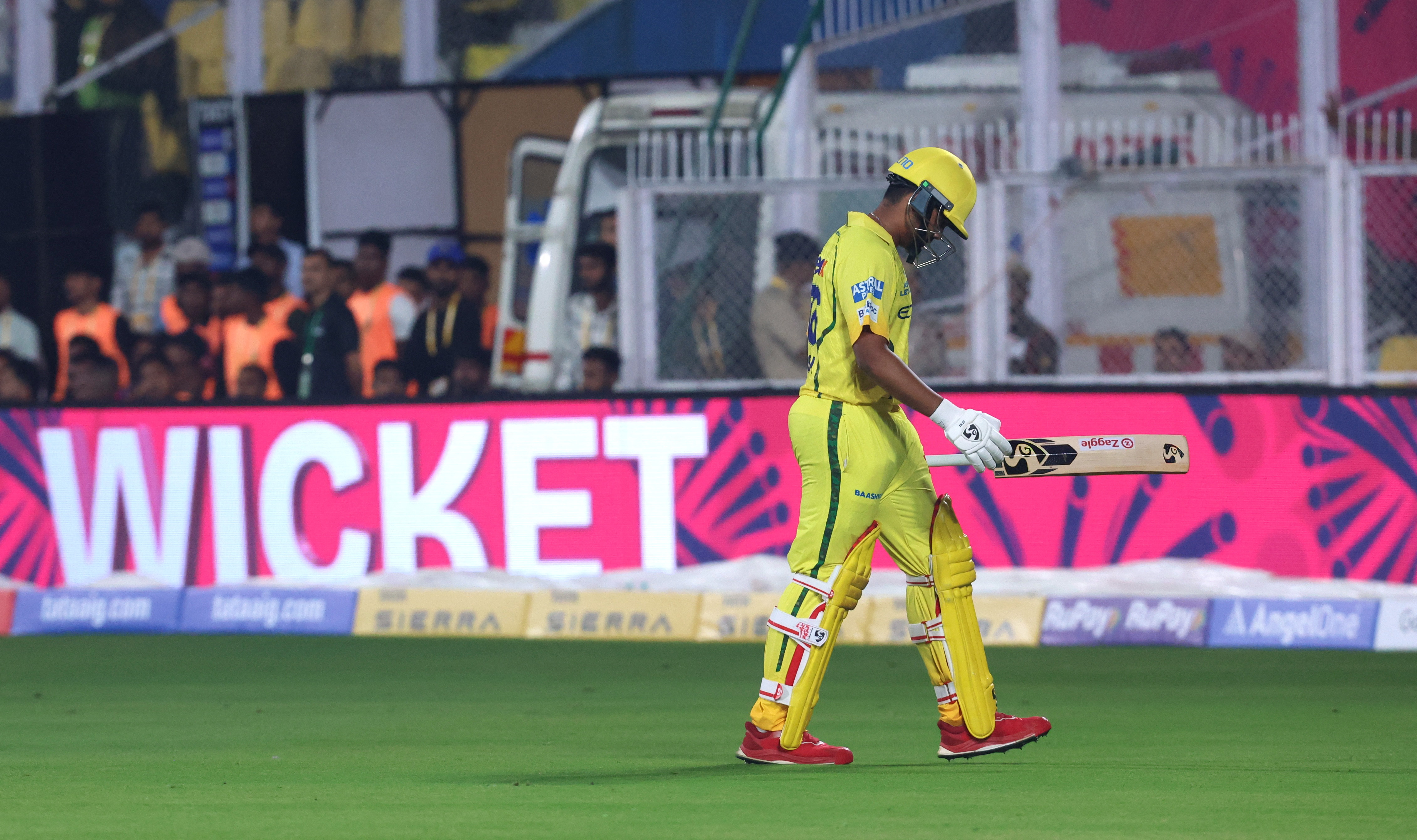 आयुष म्हात्रे शून्य के स्कोर पर आउट होने के बाद पवेलियन की ओर जाते हुए।