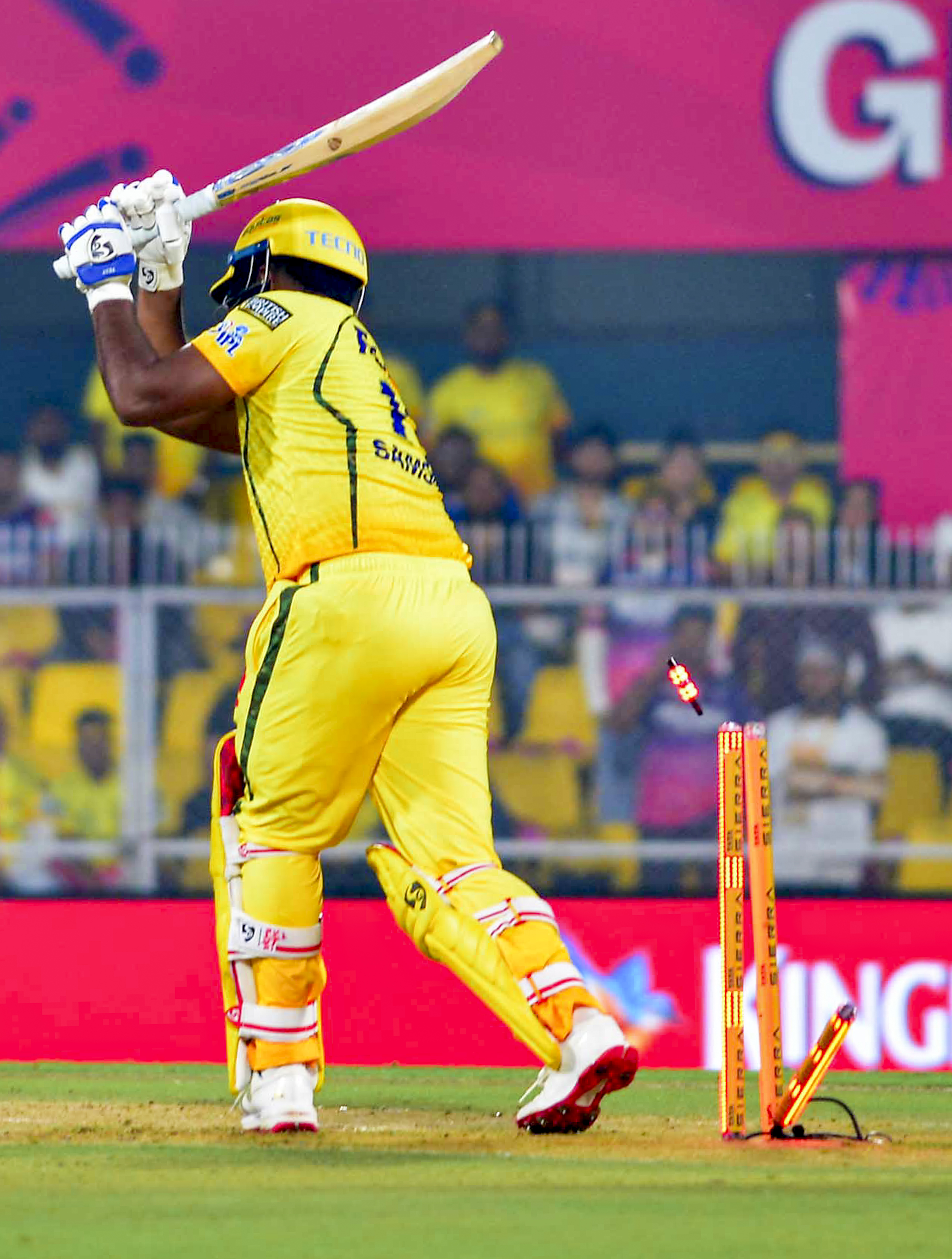 संजू सैमसन 6 रन बनाकर बोल्ड हो गए।