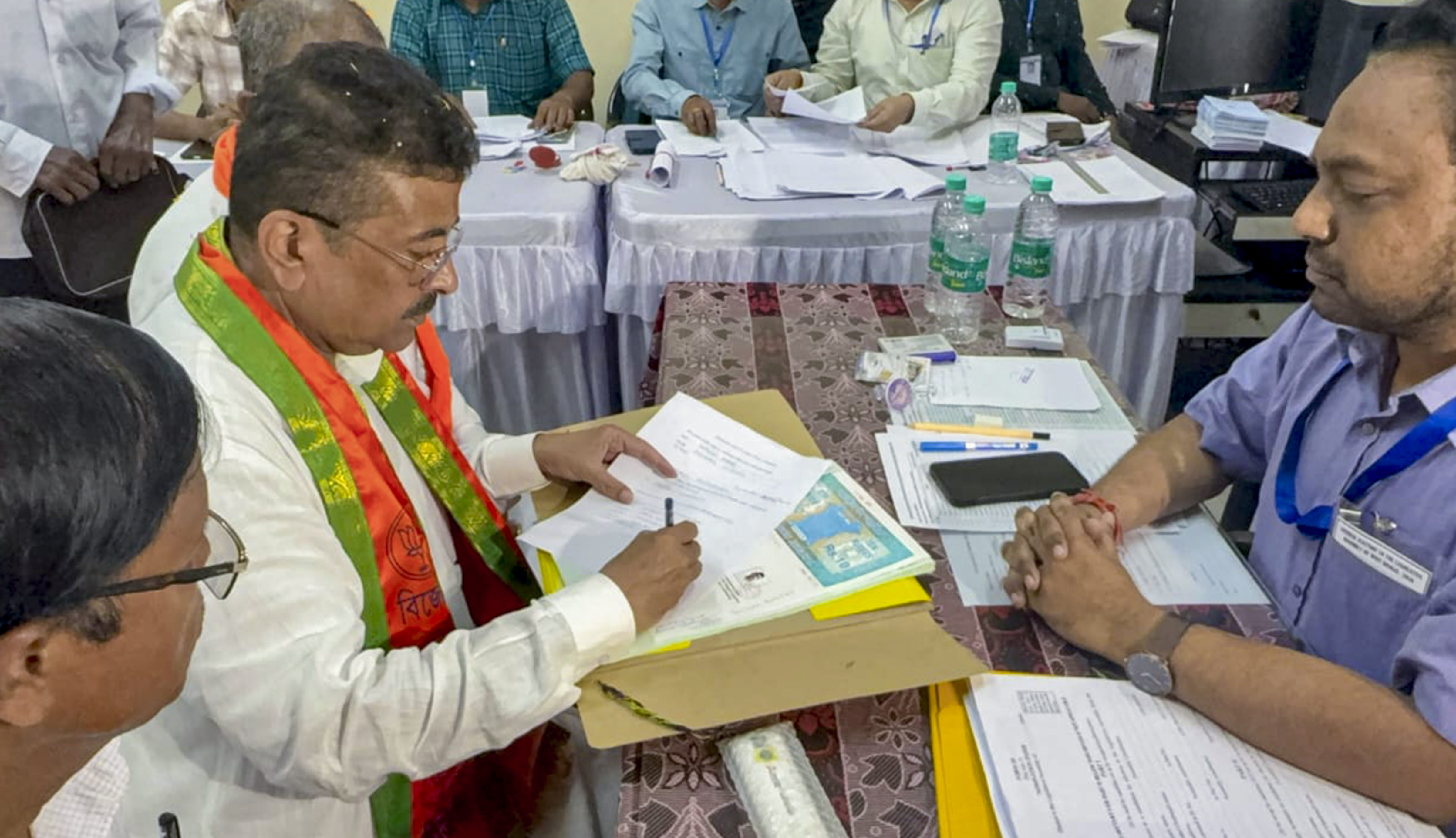 बंगाल में विपक्ष के नेता सुवेंदु अधिकारी ने सोमवार को नंदीग्राम से नॉमिनेशन किया। यह वही निर्वाचन क्षेत्र है जहां उन्होंने 2021 में मुख्यमंत्री ममता बनर्जी को हराया था।