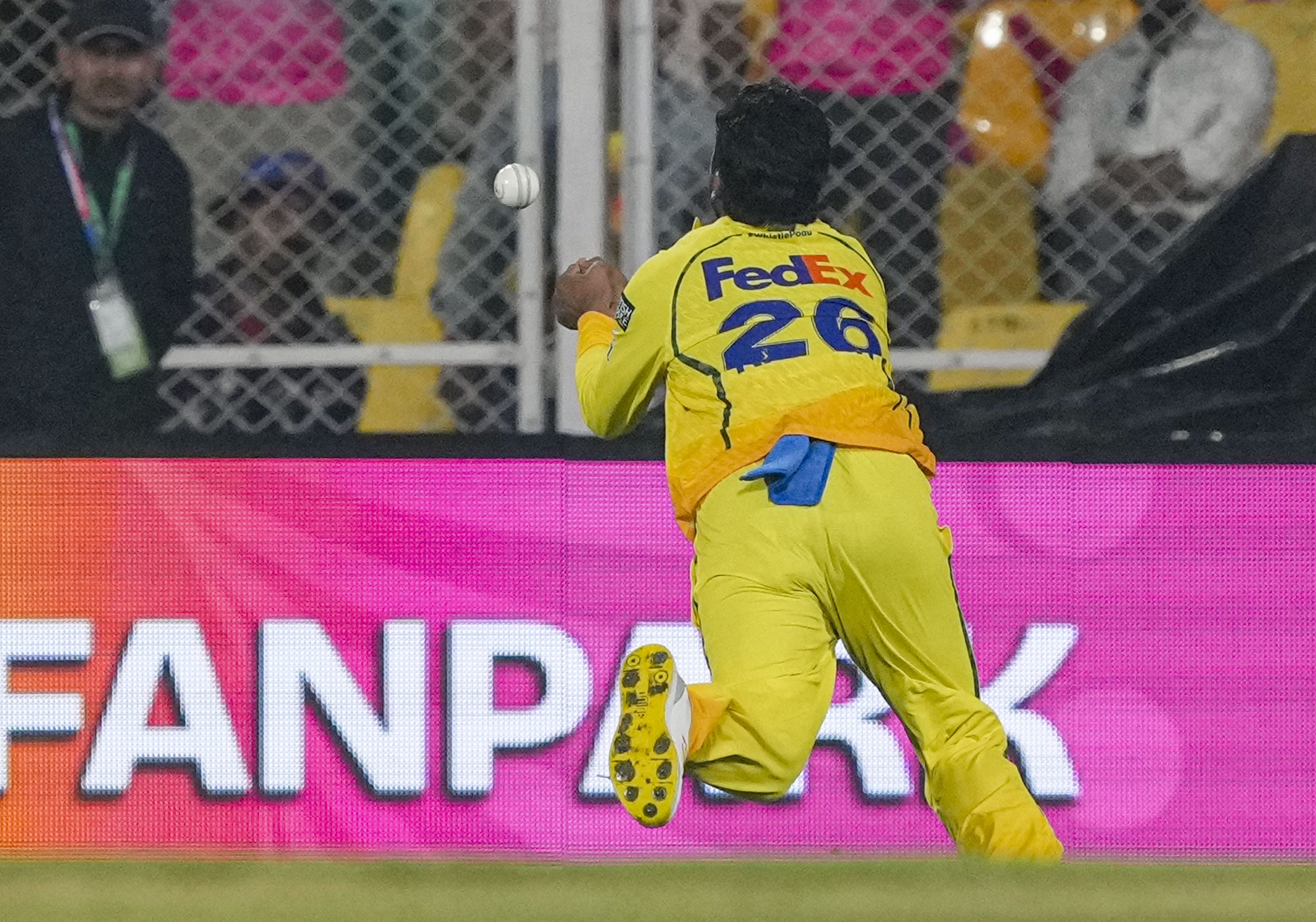 कार्तिक शर्मा ने पीछे की तरफ भागते हुए वैभव का कैच लेने की कोशिश की, लेकिन बॉल उनके हाथ में लगकर मैदान पर गिर गई।