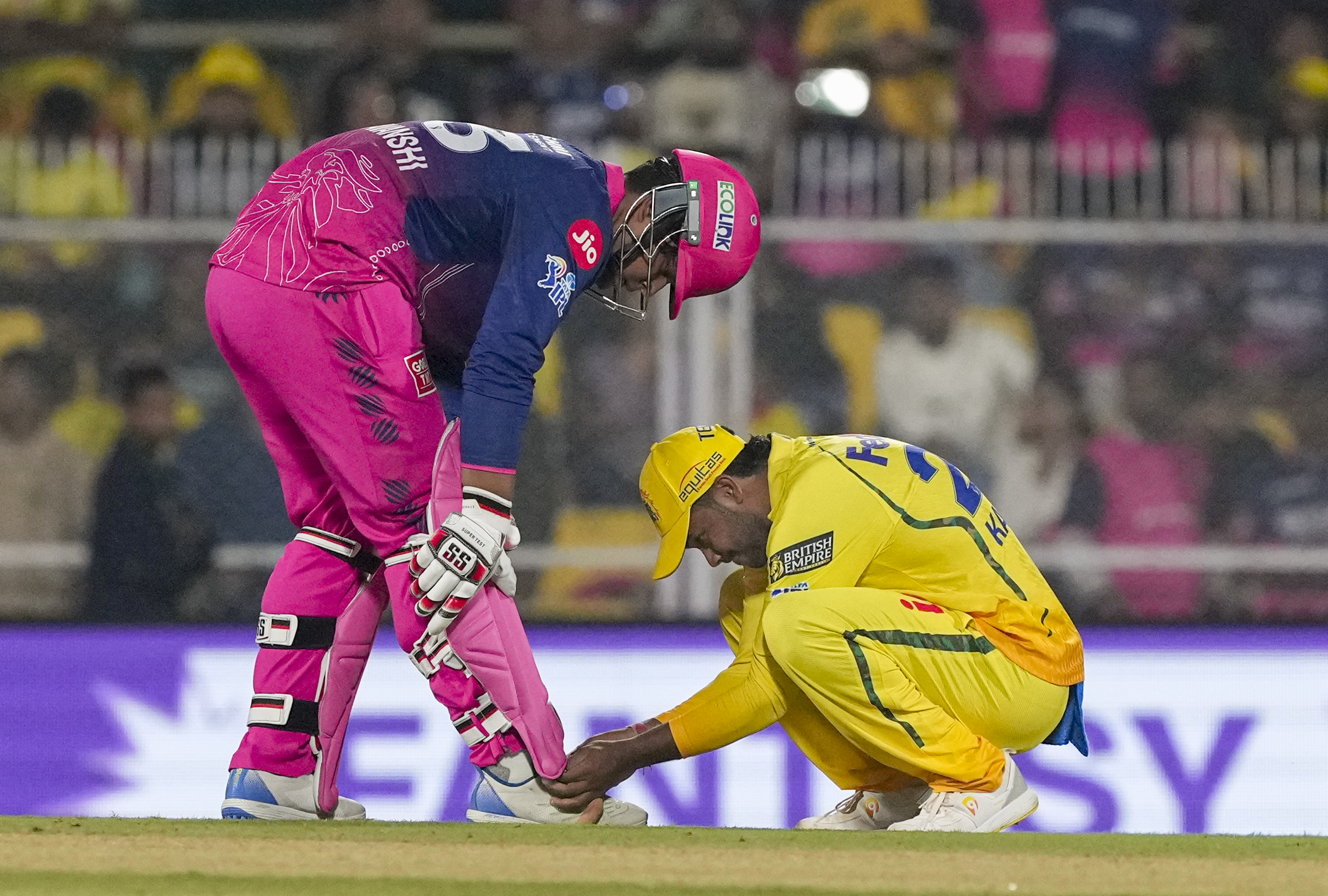 कार्तिक शर्मा ने वैभव की शू लेस बांधी।