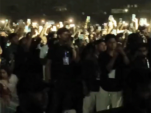 फहीम के कॉन्सर्ट में पहुंचे लोगों ने खूब इंजॉय किया।