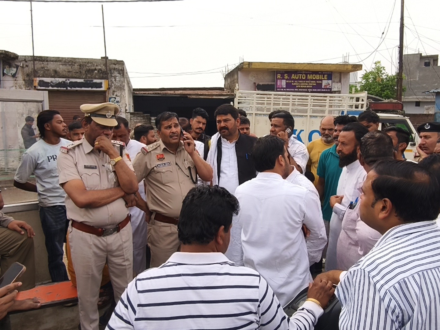 मौके पर उच्चाधिकारियों से फोन पर बात करते पुलिस अधिकारी।