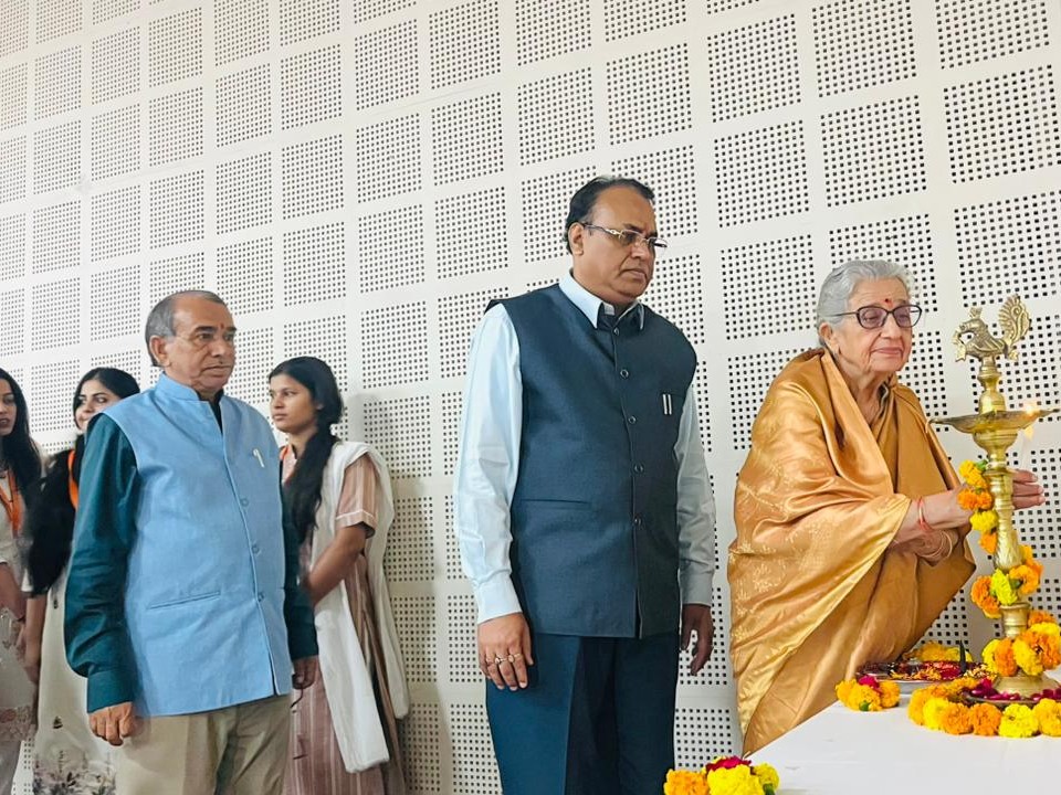 डॉ. शकुन्तला मिश्रा राष्ट्रीय पुनर्वास विश्वविद्यालय में सोमवार को हिन्दी एवं अन्य भारतीय भाषा विभाग द्वारा एक राष्ट्रीय सम्मेलन आयोजित किया गया।