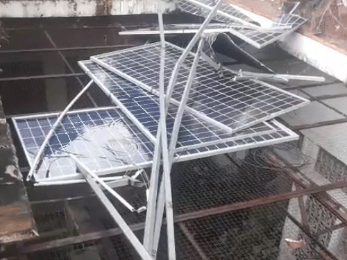 राजस्थान के कोटा में आंधी के कारण सोलर प्लेट मंदिर की छत पर जाकर गिर गई।