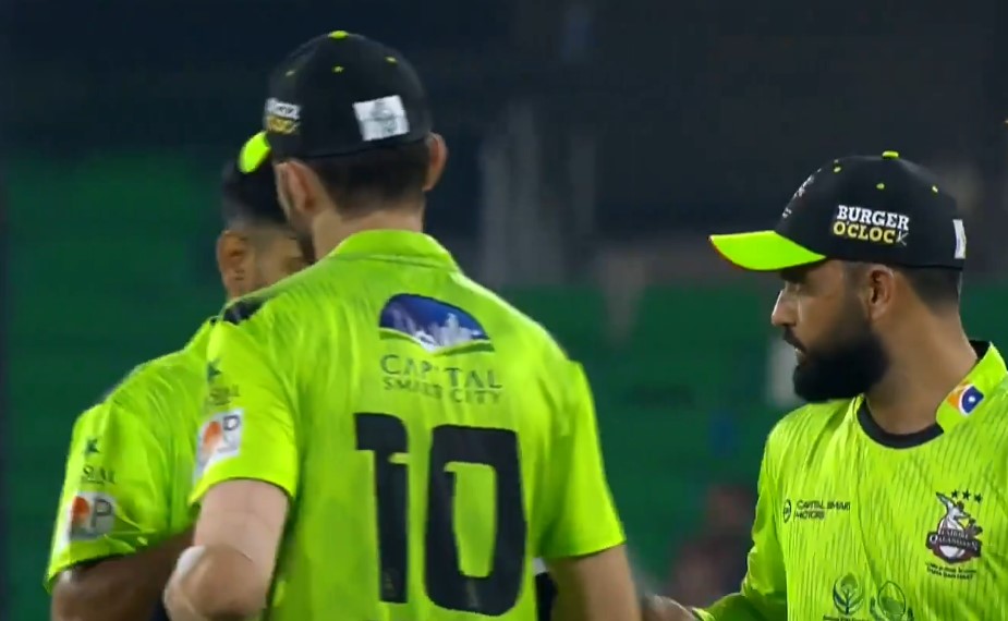 आखिरी ओवर के दौरान शाहीन शाह अफरीदी (कप्तान), हारिस रऊफ और फखर जमान।