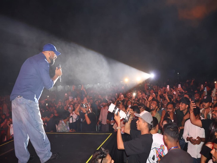 कॉन्सर्ट के दौरान फैंस मोबाइल से फहीम के तस्वीरें लेते रहे।