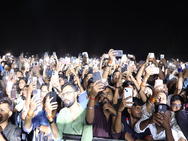 फैंस ने मोबाइल की फ्लैशलाइट जलाकर गाने को खास बना दिया।