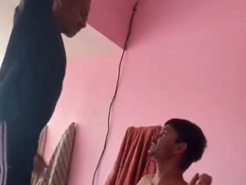 पाइप से आदिवासी युवक को मारता हुआ आरोपी अनिकेश शर्मा।