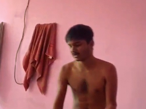 आरोपी ने युवक को लात भी मारी।