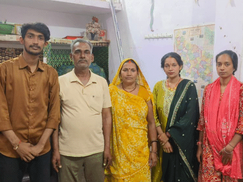 पहली तस्वीर में सुनील मौर्य अपने माता-पिता और बहनों के साथ हैं। वह CTO बने हैं। दूसरी तस्वीर में उनके पिता अपनी चाय की दुकान पर बैठे हैं।