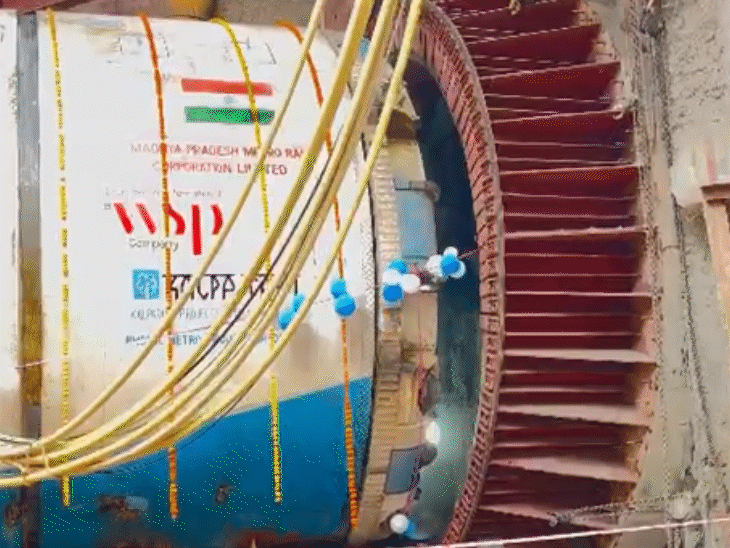 सोमवार शाम को टीबीएम के जरिए खुदाई शुरू की गई। - Dainik Bhaskar