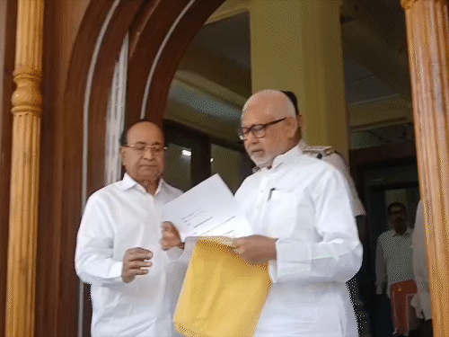 एमएलसी संजय गांधी, नीतीश कुमार का इस्तीफा लेकर विधान परिषद पहुंचे।