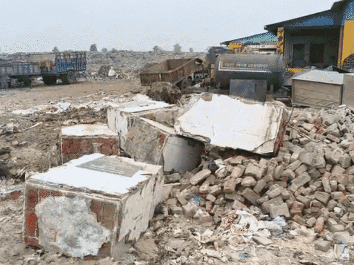 शाहजहांपुर में शहीदों की प्रतिमाओं को बुलडोजर से गिराने के मामले में सहायक अभियंता (AE) और कनिष्ठ अभियंता (JE) को निलंबित किया जा चुका है।