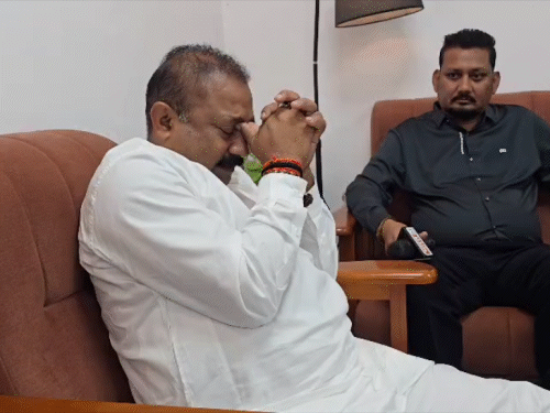 नीतीश कुमार के इस्तीफे के बाद मंत्री अशोक चौधरी रोते नजर आए।