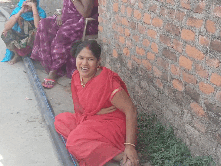 महिला का शव मिलने के बाद परिजन विलाप करते हुए।