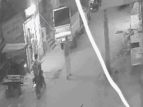 बदमाश दुकान पर ताला लगाते हुए।