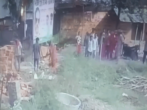 महिलाओं ने पुलिसकर्मियों पर ईंट-पत्थर फेंकने शुरू कर दिए। LRN24