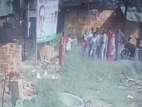 पुलिस ने गलत सूचना देने पर नाराजगी जताई तो भीड़ ने उन्हें घेर लिया। LRN24