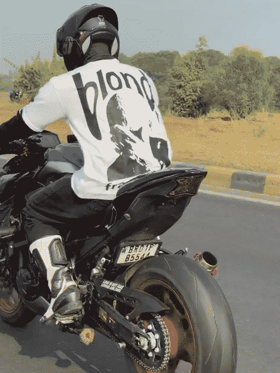 दोनों हाथ छोड़कर सड़क पर दौड़ाता रहा बाइक