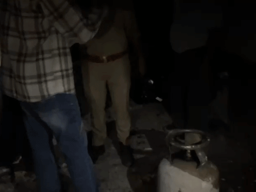 अग्निशमन दल आणि पोलिसांनी आग विझविल्यानंतर खोलीची तपासणी केली.