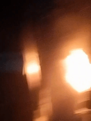 आग लागल्याने घर पूर्णपणे उद्ध्वस्त झाले.