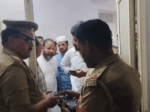 महिला की मौत के बाद परिजनों ने अस्पताल में हंगामा किया। सूचना पर पहुंची पुलिस ने मामला शांत कराया।