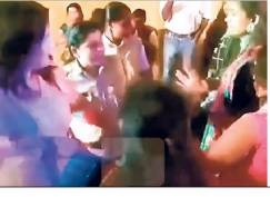 थानेदार बोली - महिलाओं के बार-बार आग्रह पर साथ दिया