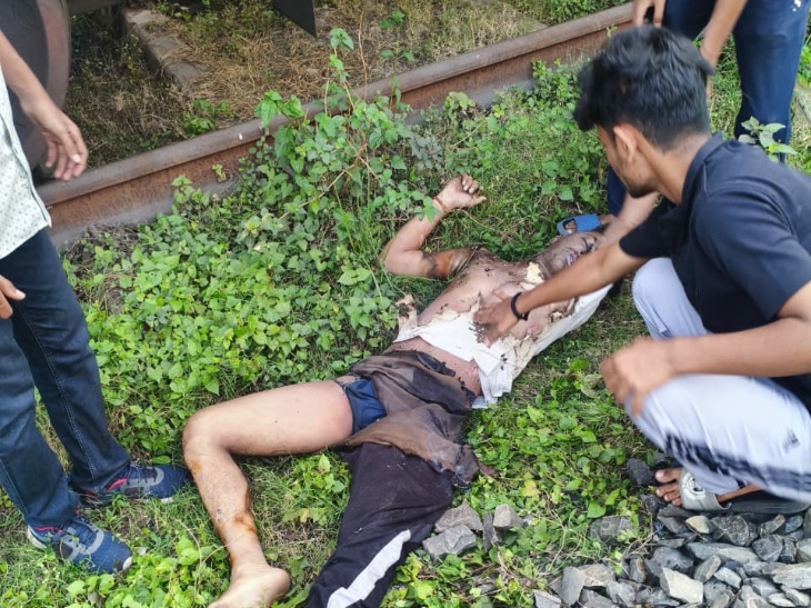 हादसा इतना भयावह था कि कौशिक की मौके पर ही मौत हो गई, जबकि अभिमन्यु गंभीर रूप से घायल होकर पटरियों के बीच जा गिरा।