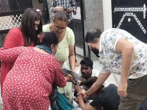 दो परिवारों की महिलाएं कहासुनी के बाद हाथापाई करने लगीं।