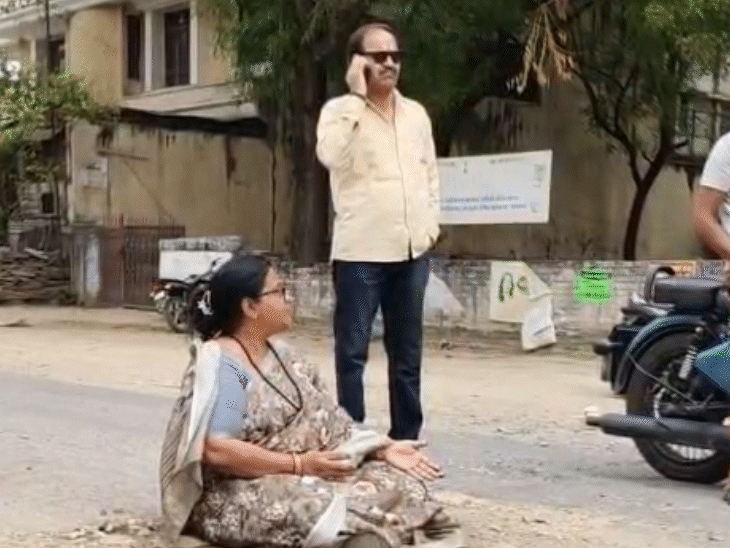 सड़क के गड्ढे में धरने पर बैठीं पार्षद अपर्णा पाटिल।