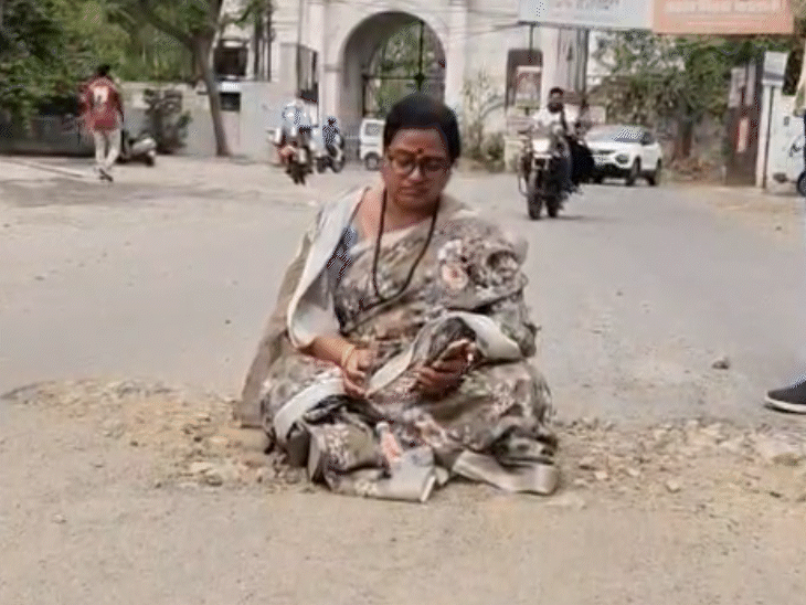 पार्षद अर्पणा पाटिल करीब एक घंटे सड़क पर बैठी रहीं।