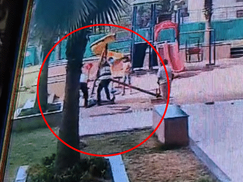 झूले को बच्ची के ऊपर से हटाया।