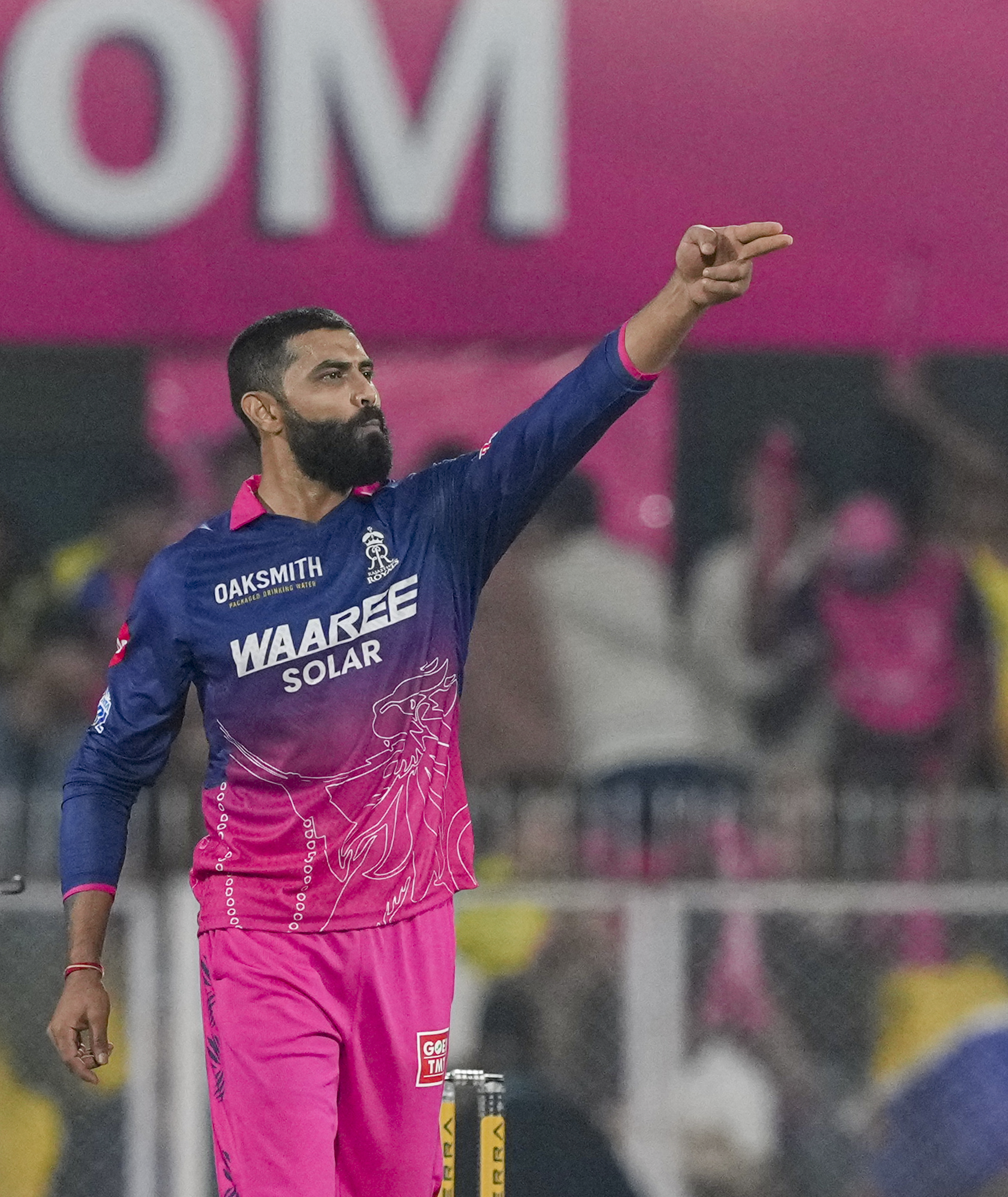 रवींद्र जडेजा ने शिवम दुबे को आउट करने के बाद कुछ इस तरह इशारा किया।