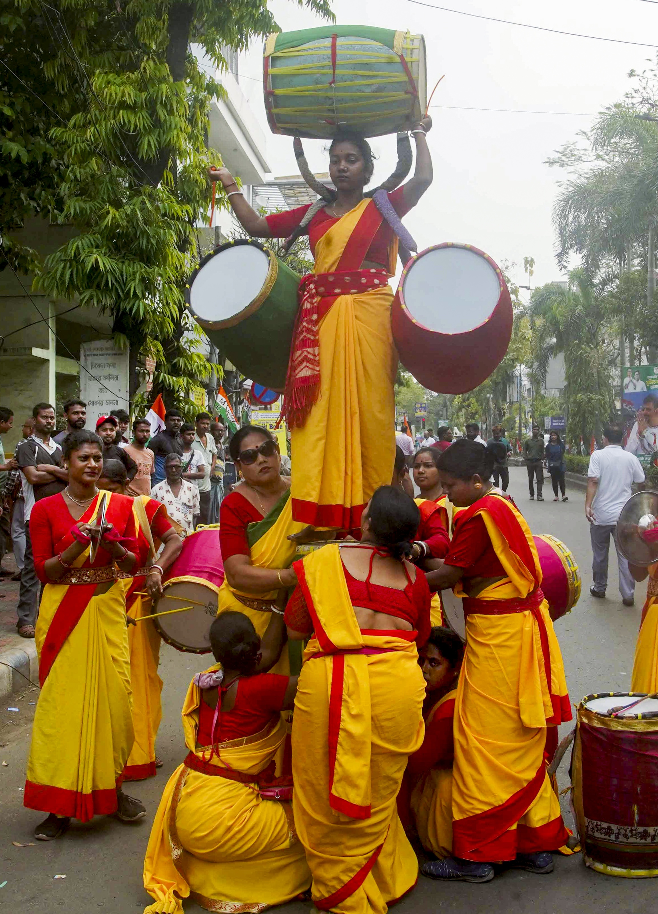 पश्चिम बंगाल के मंत्री और बिधाननगर सीट से TMC उम्मीदवार सुजीत बोस के रोड शो के दौरान कलाकारों ने प्रस्तुति दी।