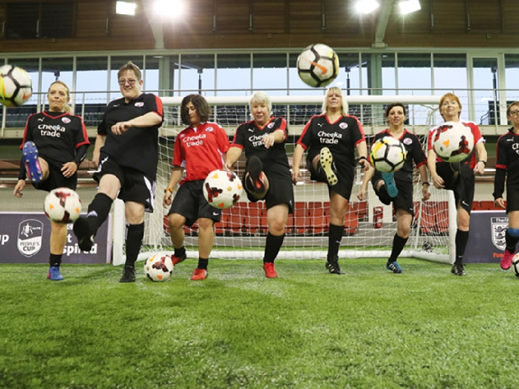 फीफा की रिपोर्ट के मुताबिक, 2019 के बाद से संगठित रूप से फुटबॉल खेलने वाली महिलाओं और लड़कियों की संख्या 24% बढ़कर 1.66 करोड़ के पार पहुंच गई है।- प्रतीकात्मक फोटो - Dainik Bhaskar