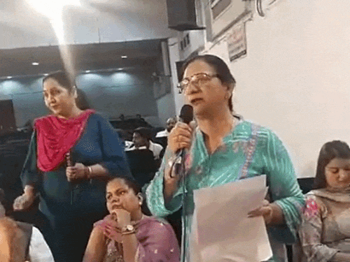 जालंधर में महिला पार्षदों ने किया हंगामा।