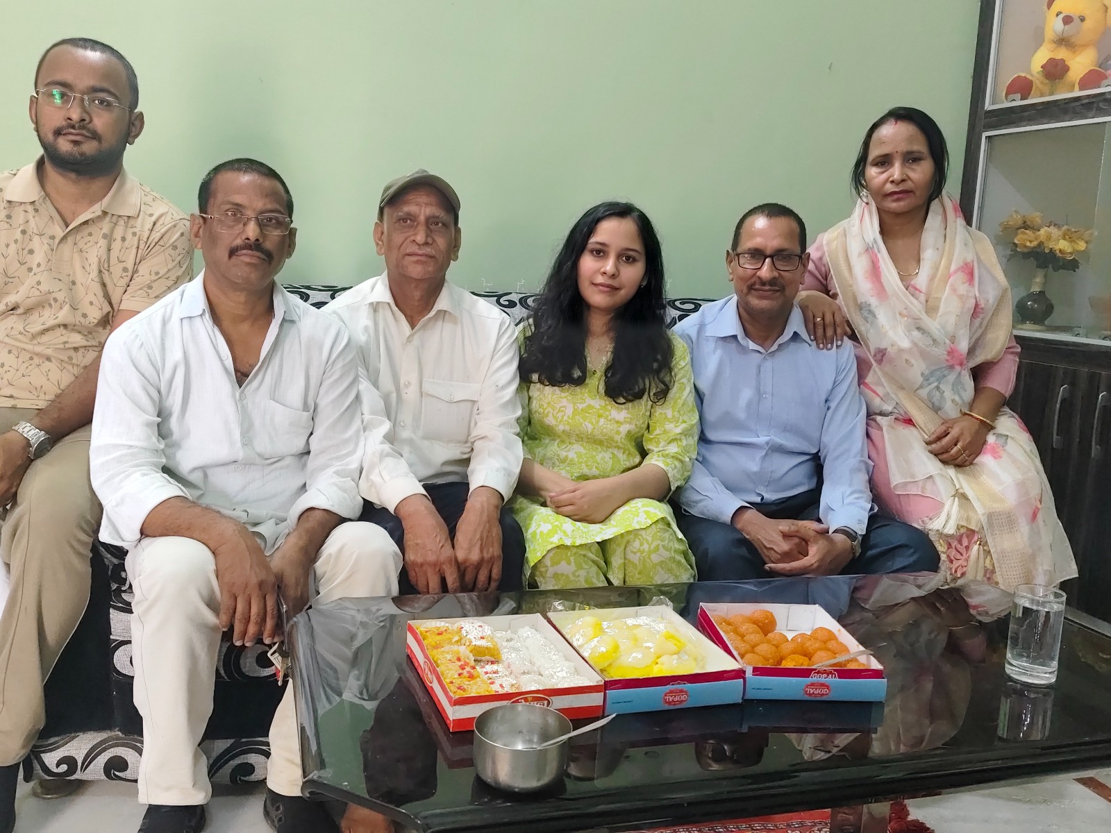 रायबरेली की अनन्या त्रिवेदी SDM बनी हैं। तस्वीर में वह (सूट में) अपने माता-पिता के साथ नजर आ रही हैं।