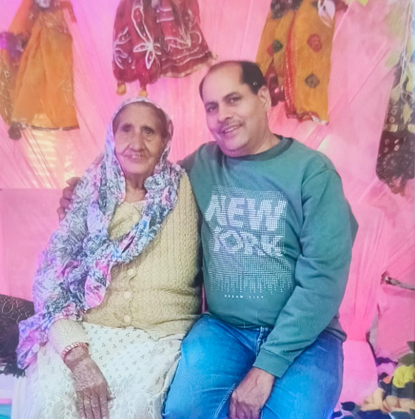 कुलदीप ने आज थाने से बाहर आते ही खुद को गोली मार ली। उनकी मां के साथ फाइल फोटो।